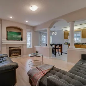  Apartment Big Family W/ Deck, Ping Pong, Bbq & Garage Canada
